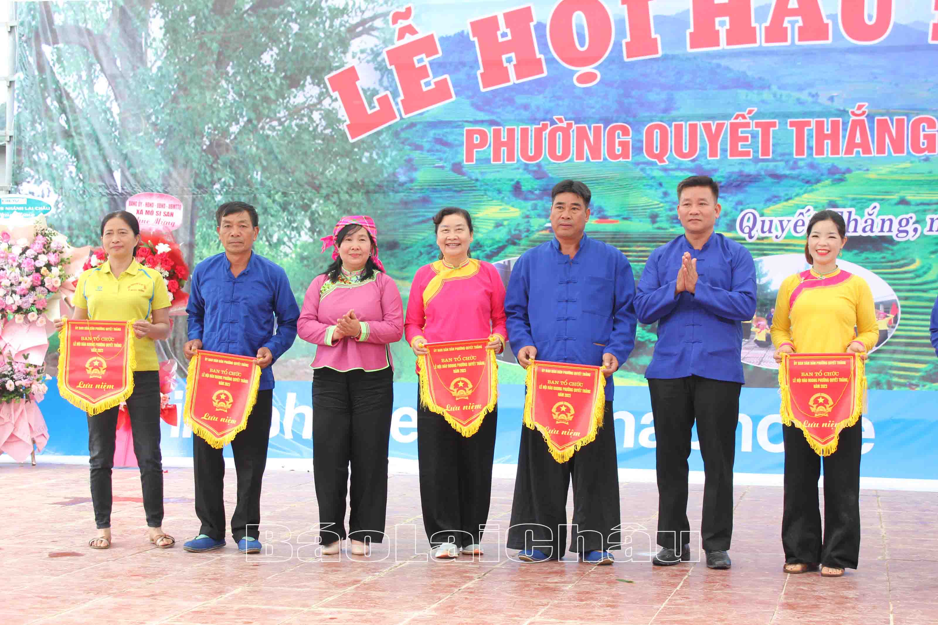 Ban Tổ chức trao cờ lưu niệm cho các đội về tham gia lễ hội.